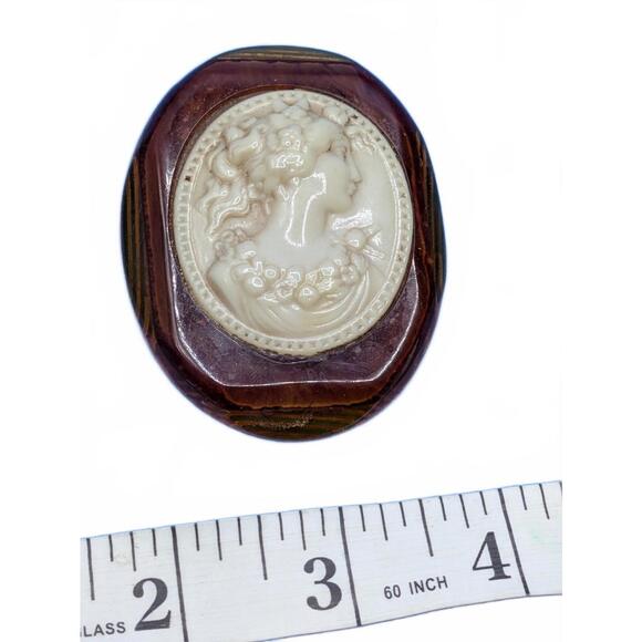 Vintage Cameo Brooch with Profile Carving - Picture 2 of 6